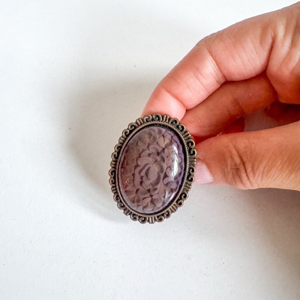 cocktail ring, purple/brown flower design, gold metal, size 6